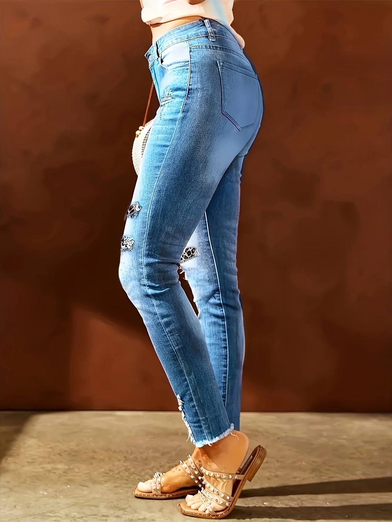 Jeans estampado de leopardo y detalles desgastados