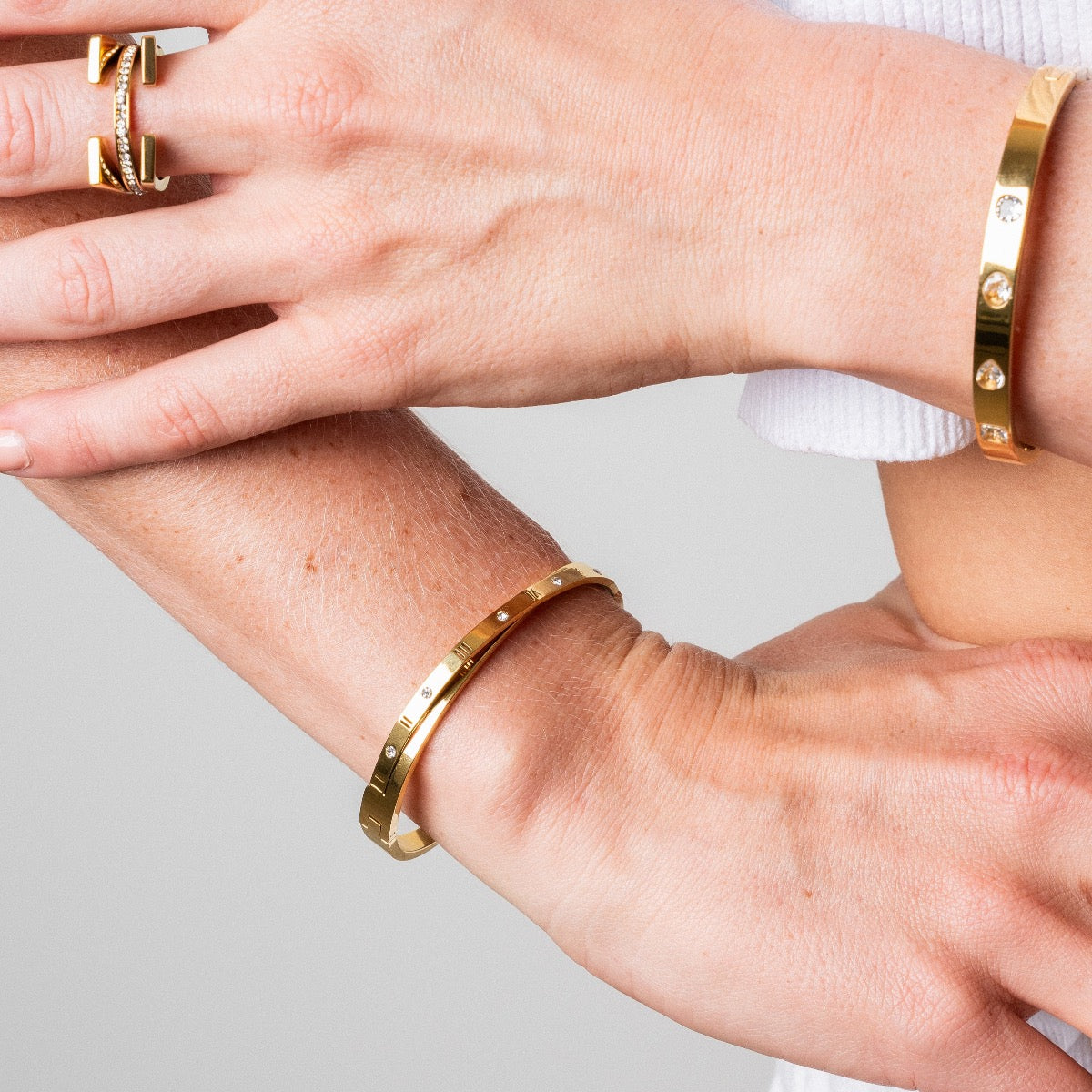 Brazalete Entrelazado con Números Romanos