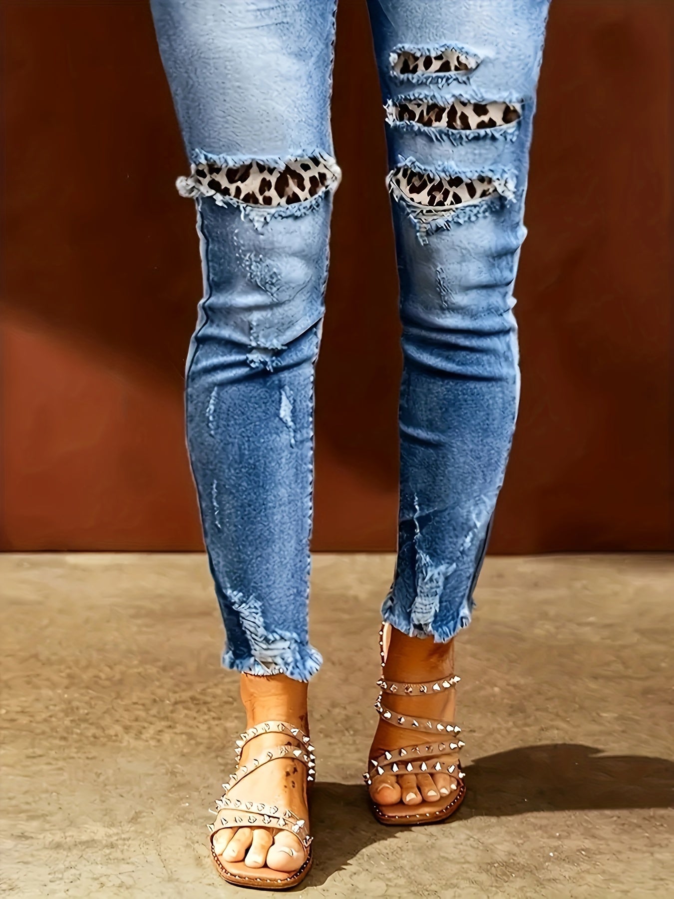 Jeans estampado de leopardo y detalles desgastados