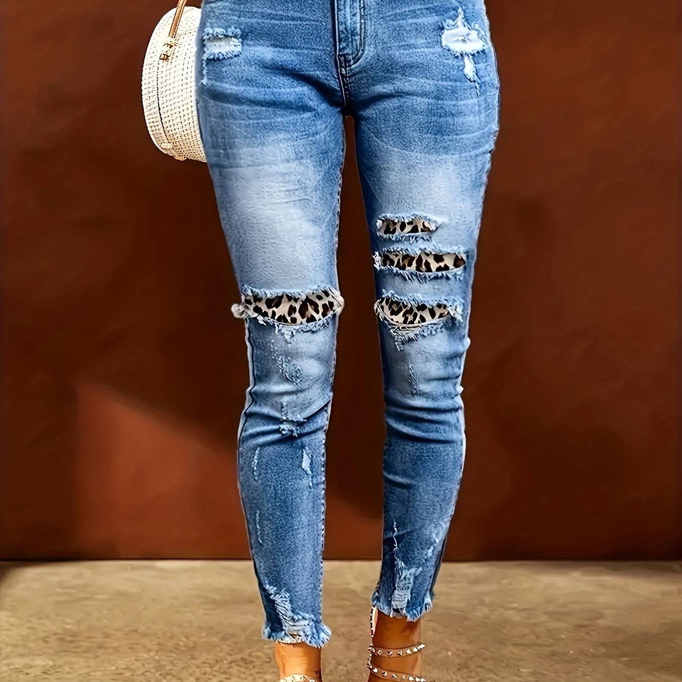 Jeans estampado de leopardo y detalles desgastados