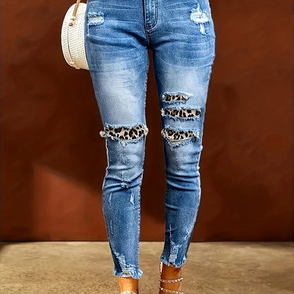 Jeans estampado de leopardo y detalles desgastados