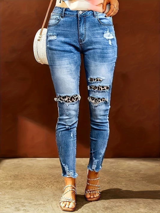 Jeans estampado de leopardo y detalles desgastados