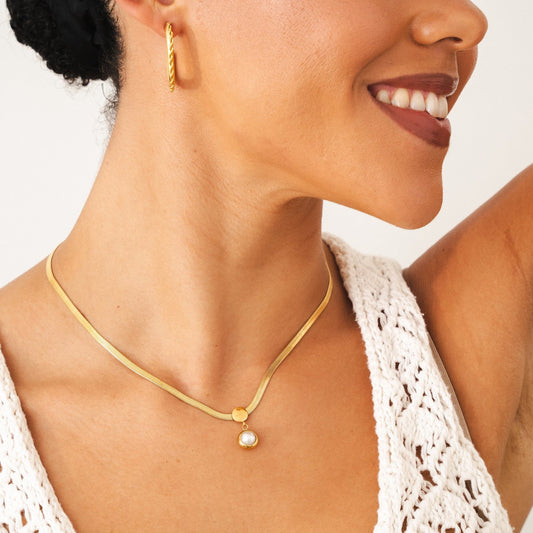 Collar de Cadena Tipo Serpiente con Colgante de Perla