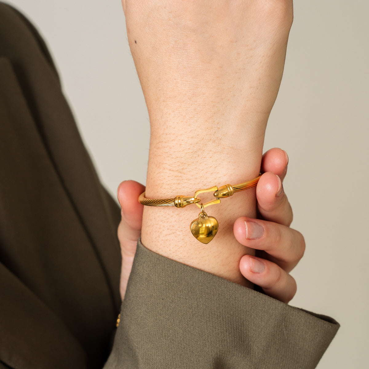 Pulsera con Colgante de Corazón