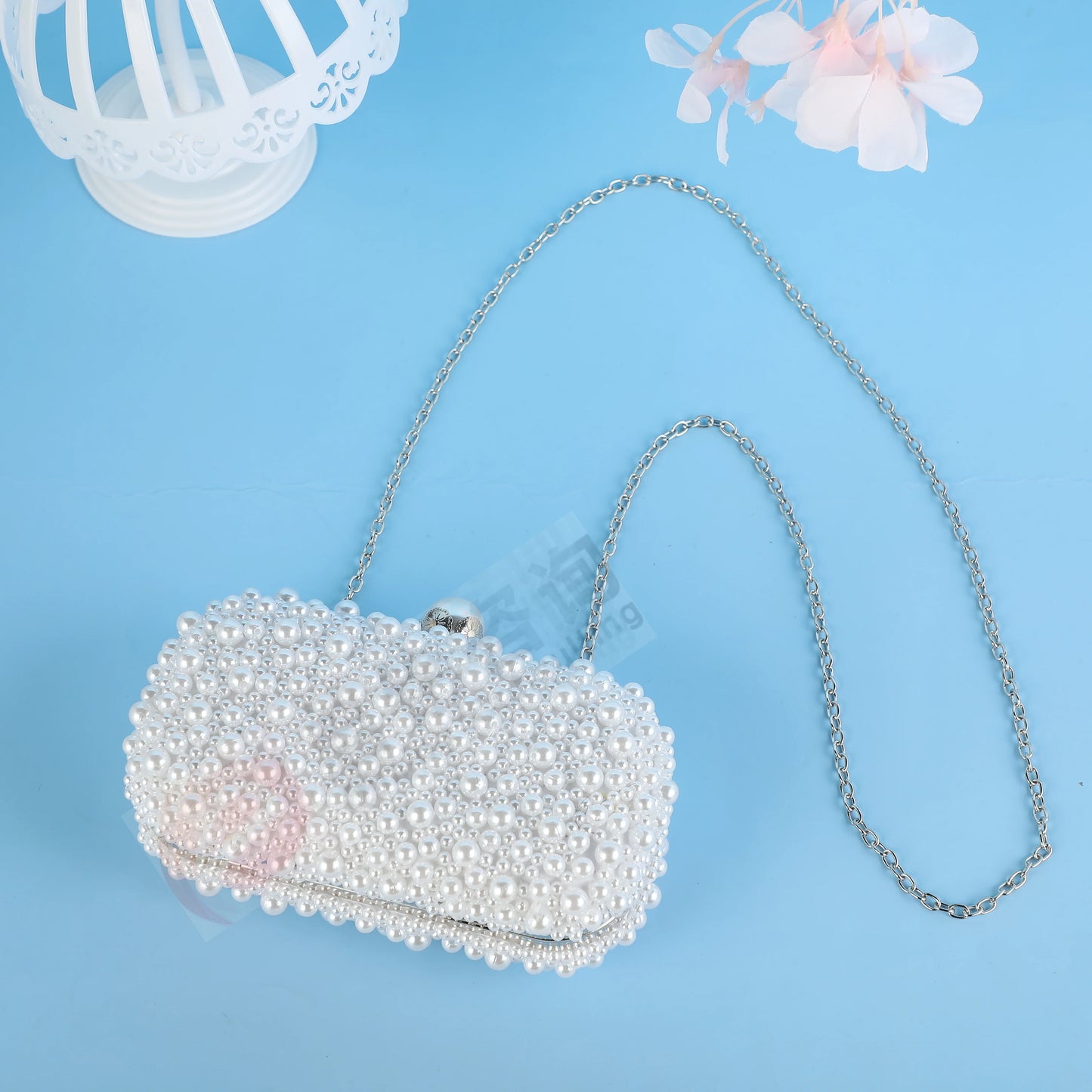 Bolsa de mano con acabado perlado
